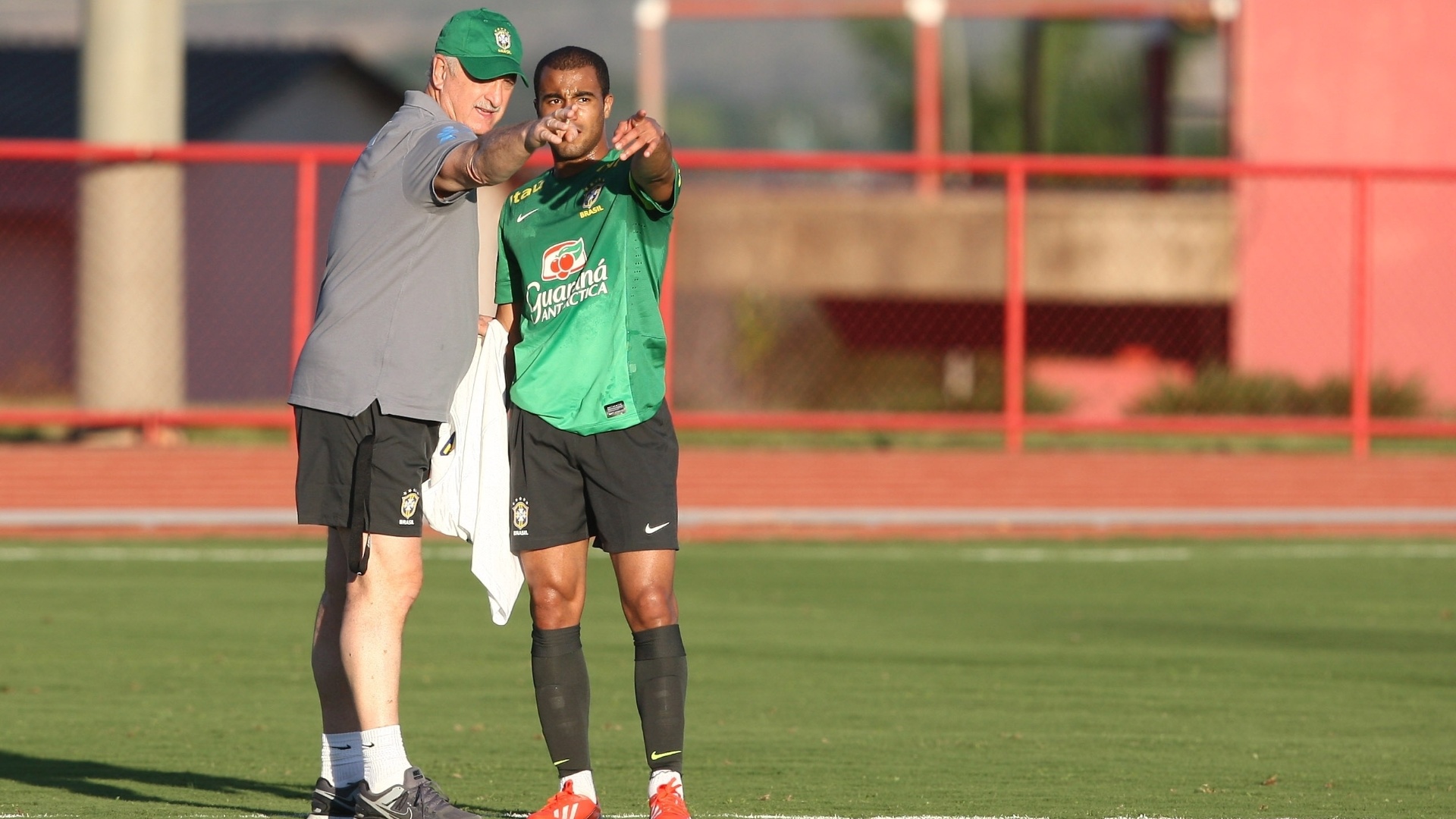 13.jun.2013 - Felipão e Lucas conversam durante treinamento da seleção nesta quinta-feira