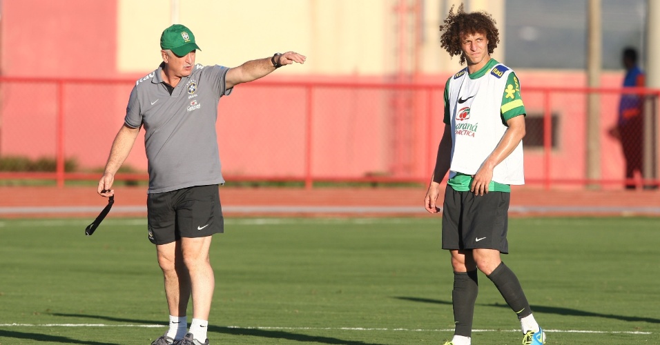 13.jun.2013 - Felipão gesticula ao lado do zagueiro David Luiz durante treinamento da seleção brasileira nesta quinta-feira