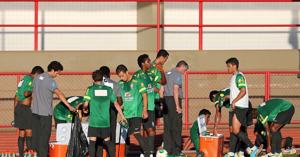 13.jun.2013 - Jogadores da seleção brasileira fazem uma pausa para se hidratar e descansar durante treinamento nesta quinta-feira