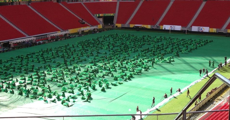 13.jun.2013 - Mais de 200 pessoas participam de coreografia que será apresentada na abertura da Copa das Confederações