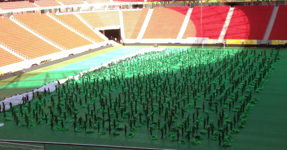 13.jun.2013 - Mais de 200 pessoas participam de coreografia que será apresentada na abertura da Copa das Confederações