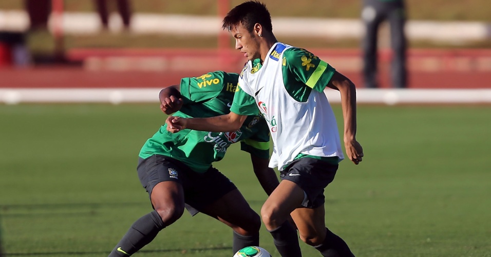 13.jun.2013 - Neymar, atacante recém-contratado pelo Barcelona, controla a bola durante treinamento da seleção brasileira