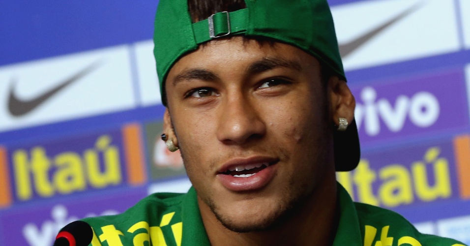 13.jun.2013 - Neymar concede entrevista coletiva nesta quinta-feira em Brasília após treino da seleção; esta é a primeira vez que ele fala com a imprensa após voltar de Barcelona, onde foi apresentado como novo jogador do clube