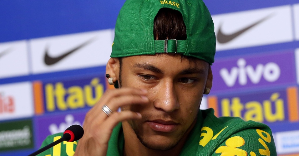 13.jun.2013 - Neymar observa enquanto atende aos jornalistas em coletiva de imprensa nesta quinta-feira, em Brasília