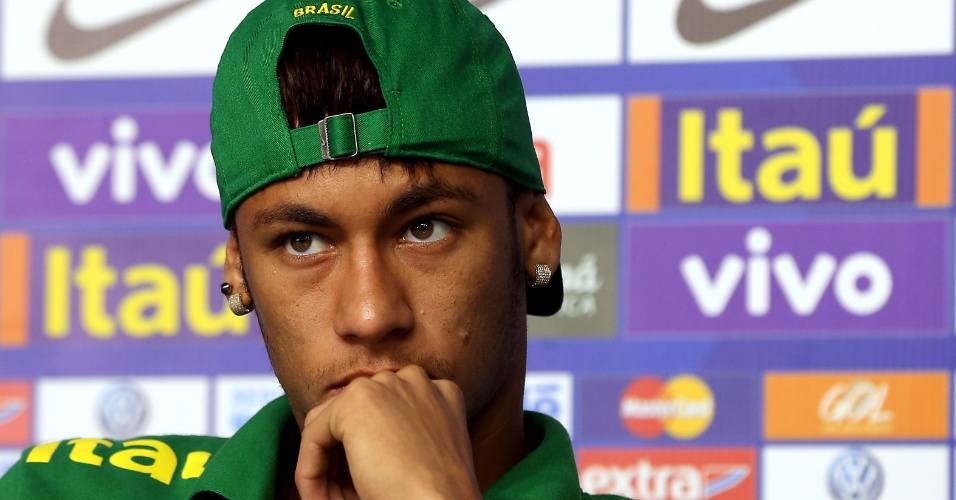13.jun.2013 - Neymar participa de entrevista coletiva após treinamento da seleção brasileira nesta quinta-feira, em Brasília