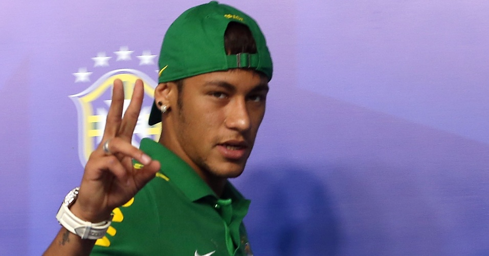 13.jun.2013 - Neymar se despede após fim de entrevista coletiva em Brasília, nesta quinta-feira