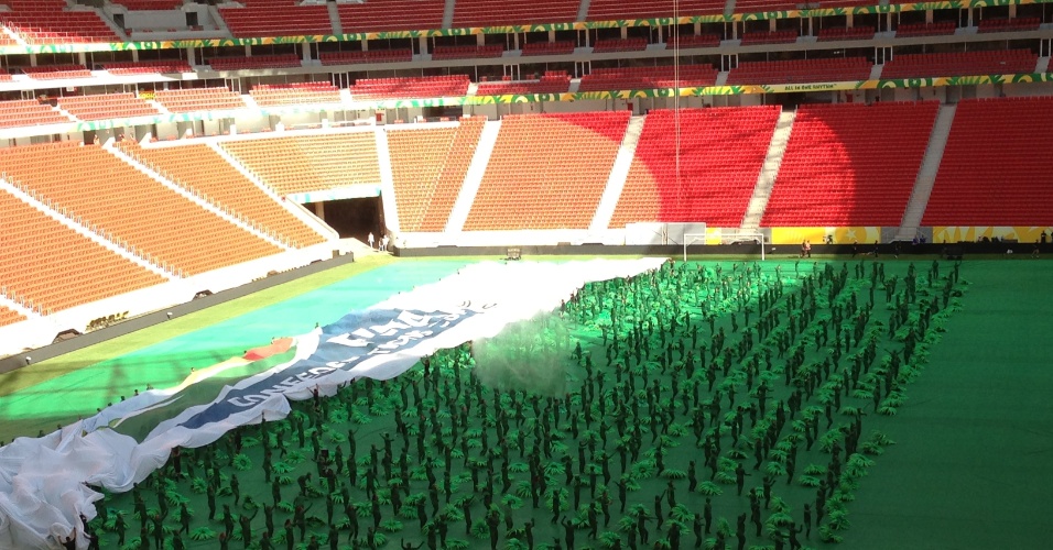 13.jun.2013 - Participantes da cerimônia de abertura da Copa das Confederações estendem bandeirão com a marca do evento durante ensaio da coreografia que será apresentada no sábado