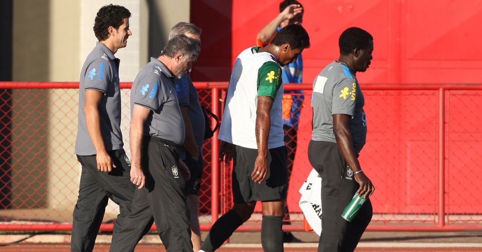 13.jun.2013 - Paulinho deixa o treinamento da seleção brasileira após lesionar o tornozelo