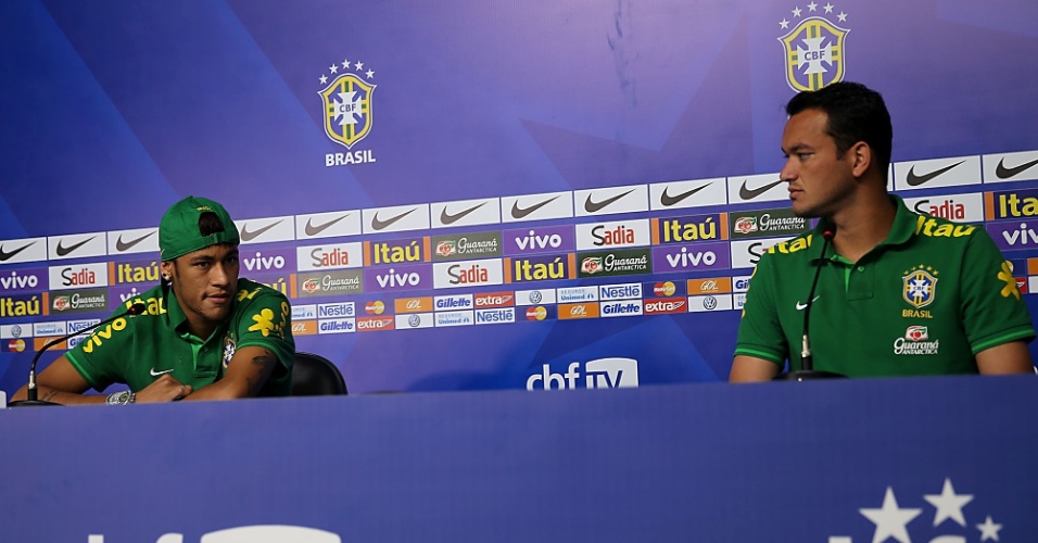 13.jun.2013 - Réver e Neymar foram os selecionados para falar com a imprensa nesta quinta-feira após o treinamento da seleção brasileira em Brasília
