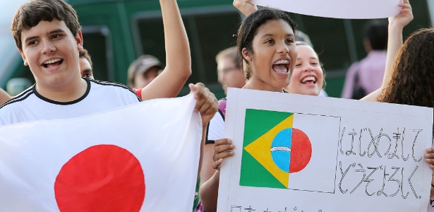 Torcida brasileira apoia seleção japonesa durante treinamento no Bezerrão 