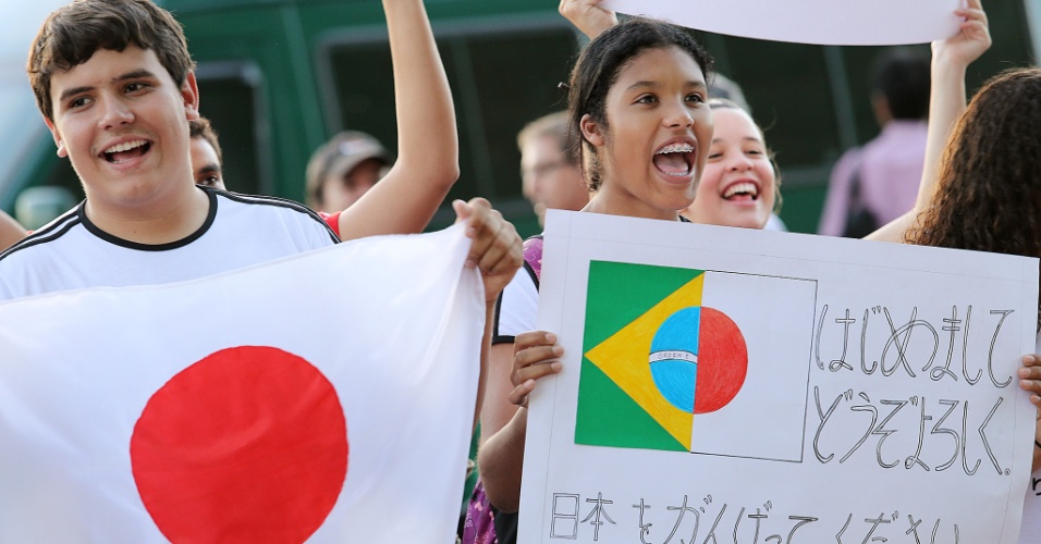 13.jun.2013 - Torcida brasileira apoia seleção do Japão durante treinamento desta quinta-feira, no Bezerrão