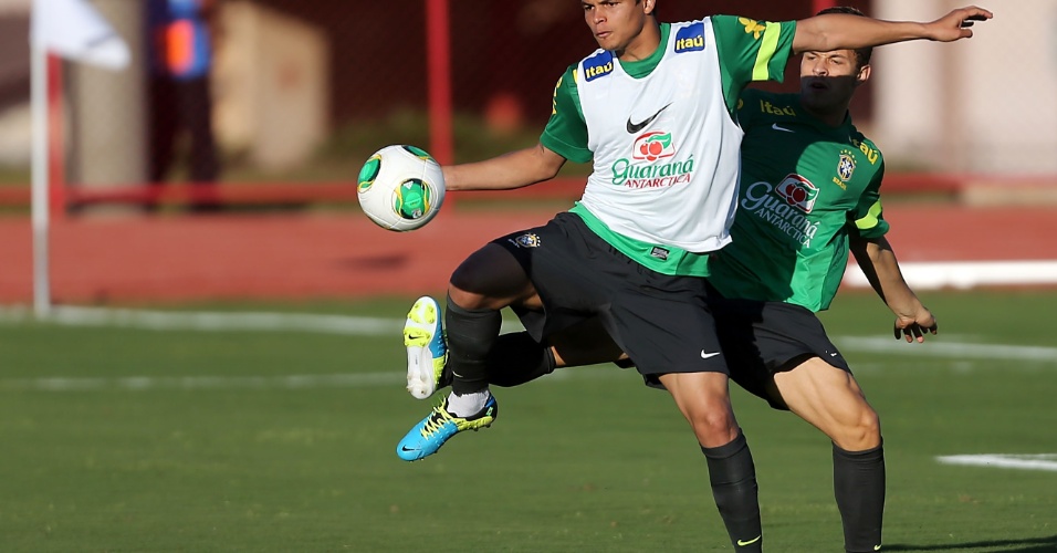 13.jun.2013 - Zagueiro Thiago Silva participa de treino da seleção brasileira nesta quinta-feira; equipe estreia sábado contra o Japão