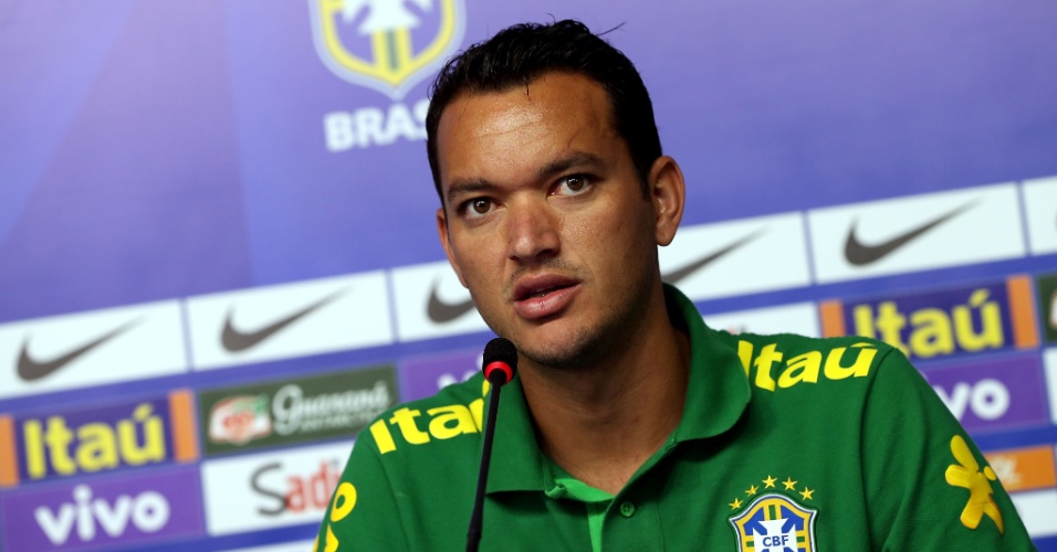 13.jun.2013 -Réver, zagueiro do Atlético-MG, conversa com a imprensa após treinamento da seleção brasileira nesta quinta-feira, em Brasília