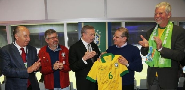 Política nos bastidores é comum em jogos da seleção; em Porto Alegre, Tarso Genro recebeu Marin