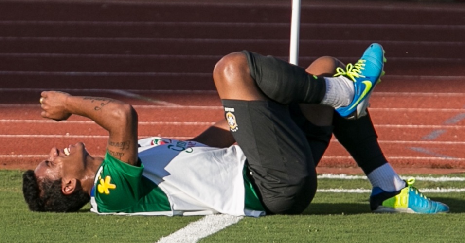13.jun.2013 - Paulinho torce o tornozelo direito e deixa o treino da seleção brasileira mais cedo