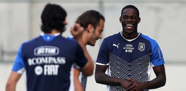 Balotelli se diverte durante treino da seleção italiana 