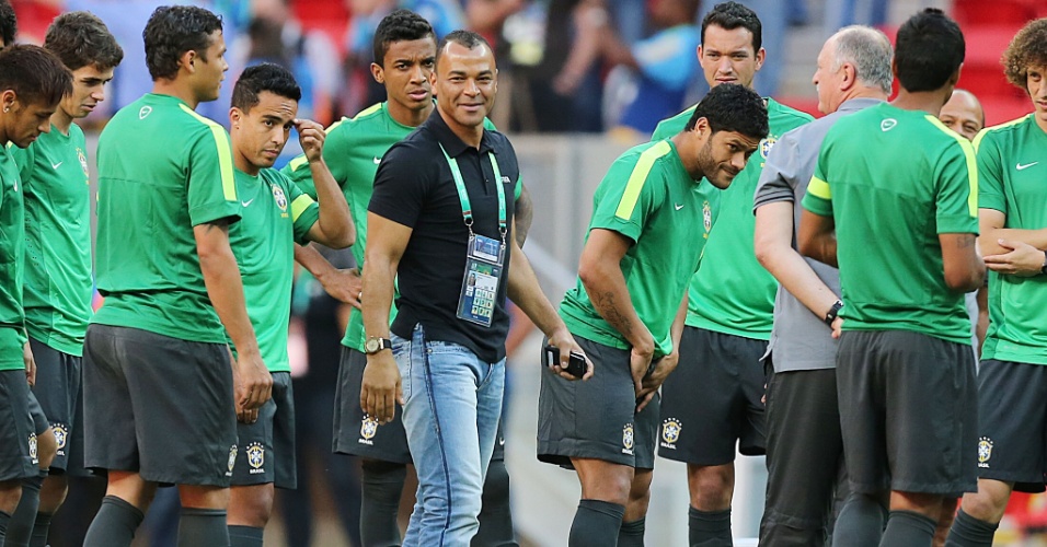 14.jun.2013 - Cafú sorri enquanto conversa com jogadores da seleção brasileira
