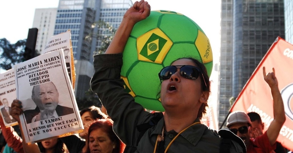 14.jun.2013 - Cerca de 250 pessoas, de acordo com informações da polícia, protestam no vão do MASP, na avenida Paulista, nesta sexta-feira, contra a realização da Copa do Mundo em São Paulo