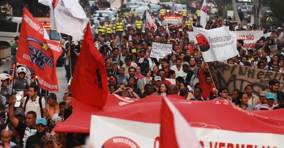 14.jun.2013 - Comunidades afetadas pelas obras da Copa do Mundo em São Paulo fazem protesto na avenida Paulista