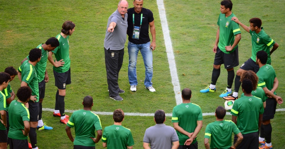 14.jun.2013 - Felipão e Cafú conversam durante treino da seleção brasileira