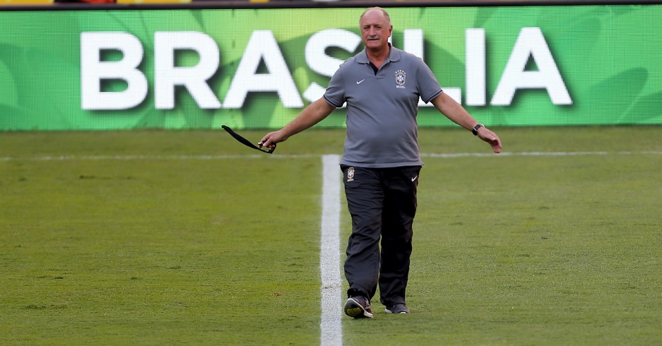 14.jun.2013 - Felipão gesticula durante treino da seleção brasileira em Brasília