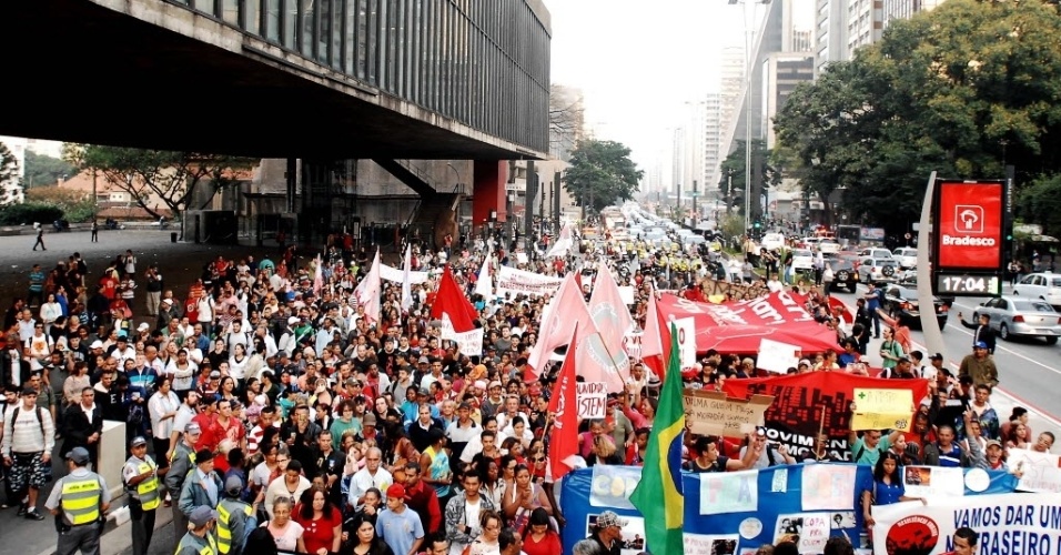 14.jun.2013 - Parte da avenida Paulista foi bloqueada para a manifestação contraria a realização da Copa do Mundo em São Paulo