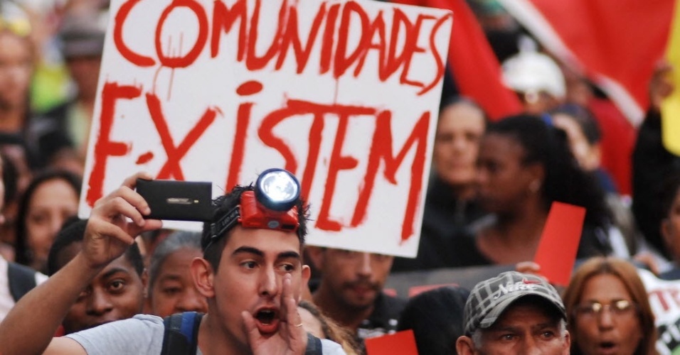 14.jun.2013 - Manifestantes ocuparam parte da avenida Paulista para protestar, nesta sexta-feira, contra os crimes da Copa do Mundo no Brasil
