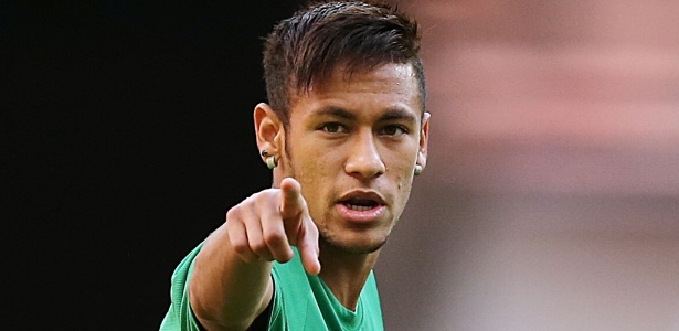 Neymar aponta durante treino da seleo; novo reforo do Bara  a estrela da gerao