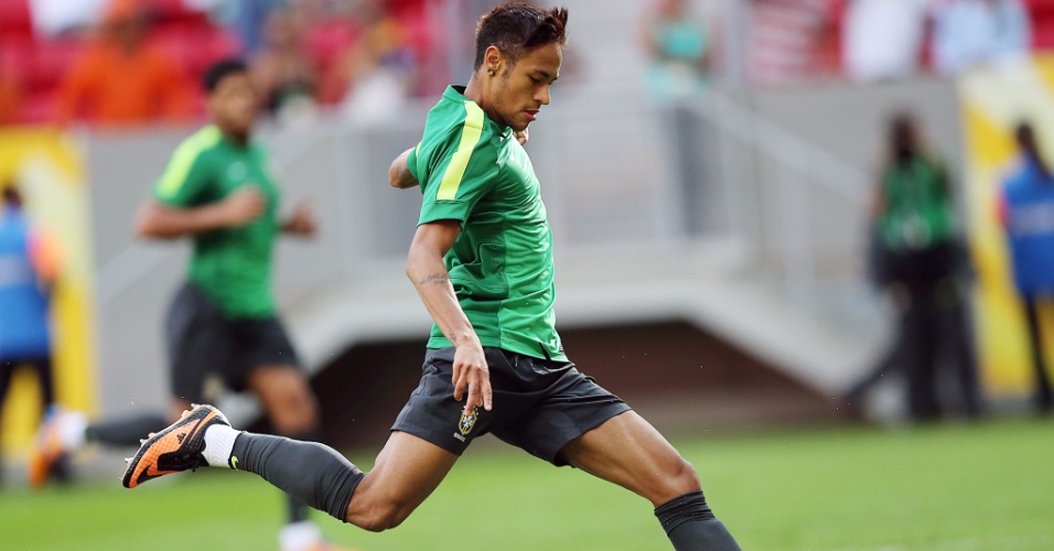 14.jun.2013 - Neymar arrisca chute durante treino da seleção brasileira em Brasília