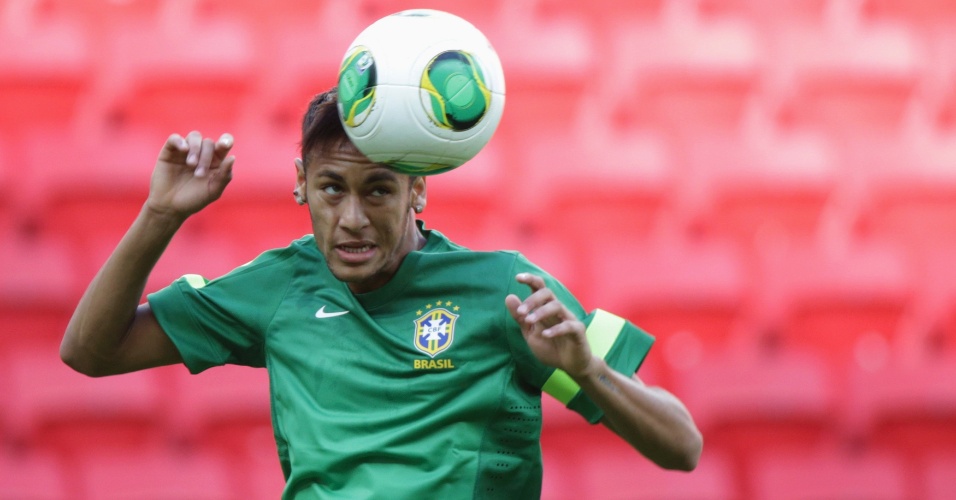 14.jun.2013 - Neymar cabeceia bola durante último treino do Brasil antes de estreia na Copa das Confederações 