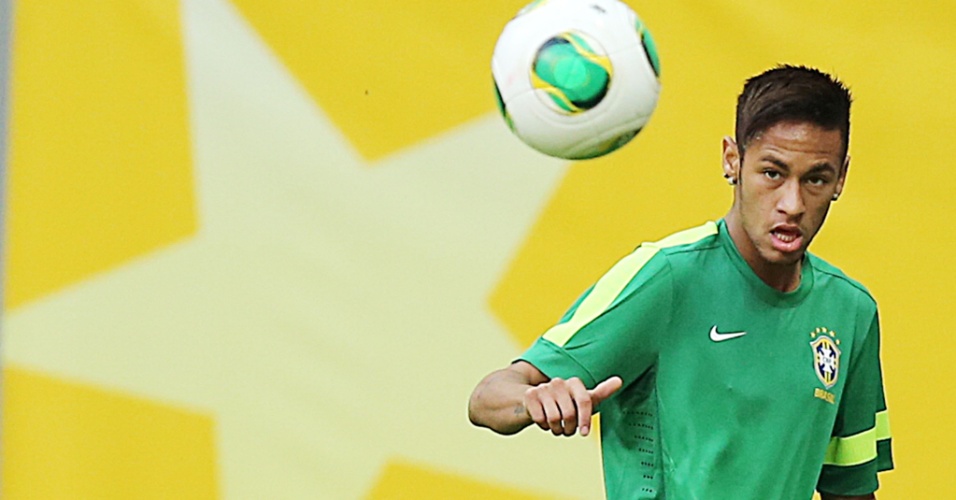14.jun.2013 - Neymar tenta jogada durante treino da seleção brasileira em Brasília