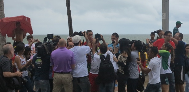 Fernando Torres, atacante da seleção espanhola, é cercado por fãs em praia no Recife
