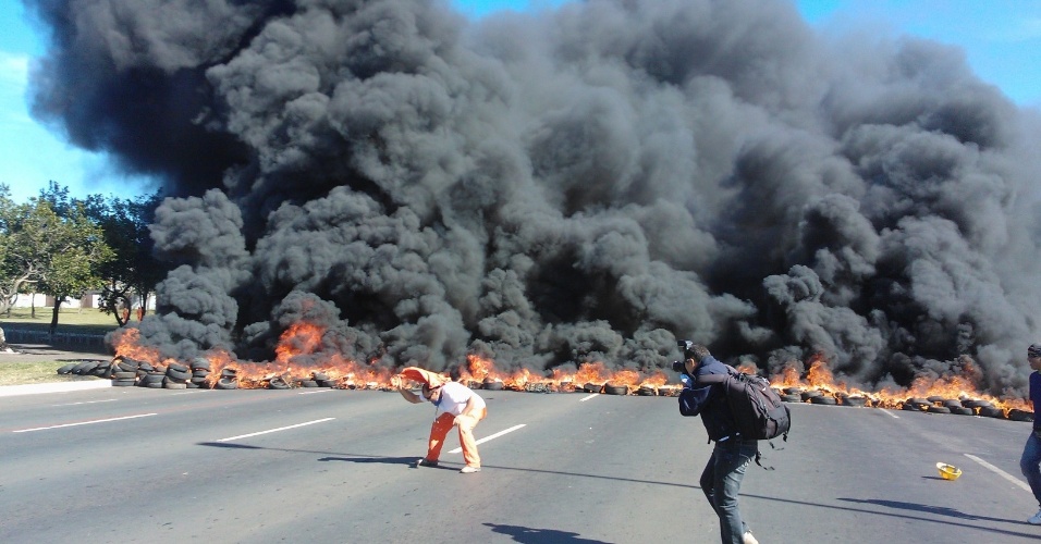 Manifestantes em Brasília colocam fogo em barricada de pneus e fecham avenida que dá acesso ao Mané Garrincha