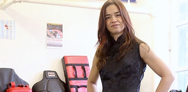 Rosi Sexton, conhecida no MMA como "A Cirurgiã", se divide entre as lutas e a carreira como osteopata - Divulgação/Cage Warriors