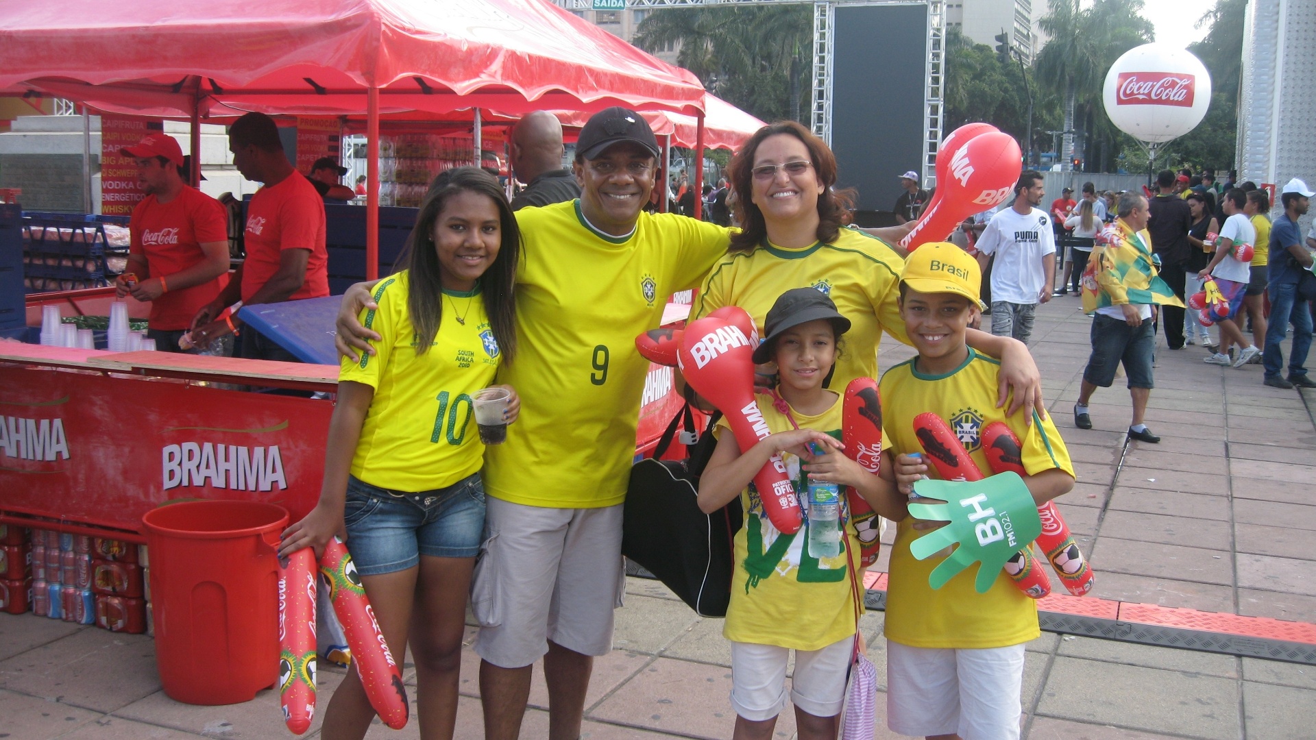 13.jun.2013 - A Fan Fest de Belo Horizonte aconteceu em toda a praça da estação, que foi cercada com tapumes de ferro. Tinha de trocar 1 kg de alimento perecível, exceto fubá e sal. por ingresso