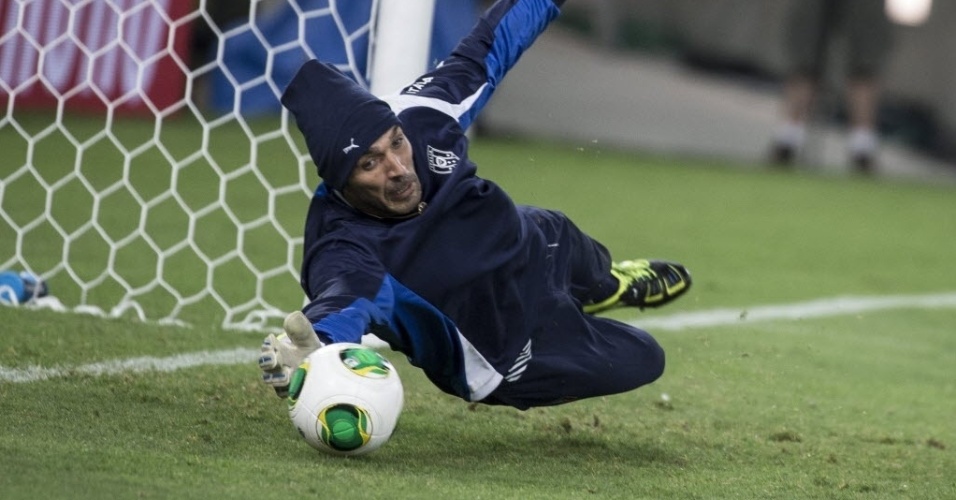 15.06.13 - Buffon faz defesa durante treino da Itália para a Copa das Confederações