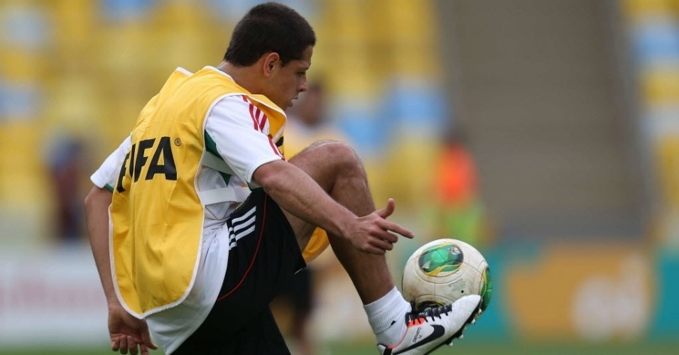 15.06.13 - Chicharito domina a bola durante treino do México para a Copa das Confederações