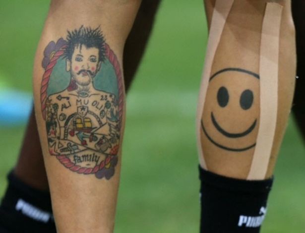 15.06.13 - Italiano Diamanti exibe suas tatuagens durante treino da seleção na Copa das Confederações
