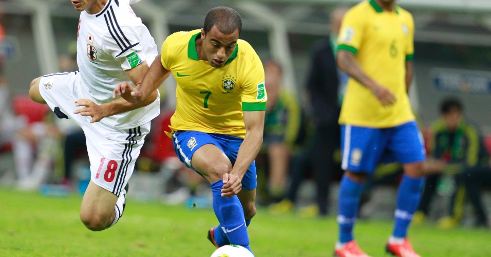15.06.13 - Lucas tenta jogada na partida entre Brasil e Japão pela Copa das Confederações