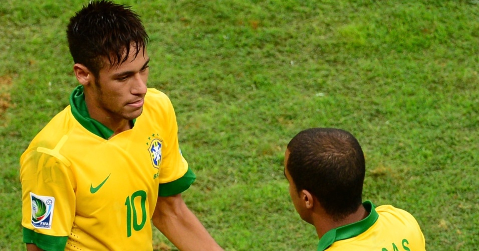 15.06.2013 - Com cara de poucos amigos, Neymar dá lugar a Lucas no segundo tempo da partida