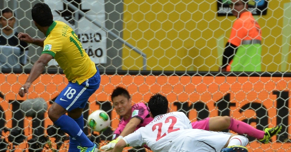 15.06.2013 - Goleiro japonês Kawashima tenta, sem sucesso, evitar arremate de Paulinho, que faz o segundo gol do Brasil na partida