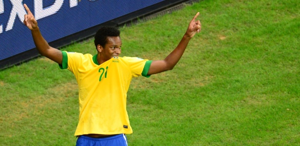 Jô comemora o terceiro gol da seleção brasileira contra o Japão na estreia da Copa das Confederações