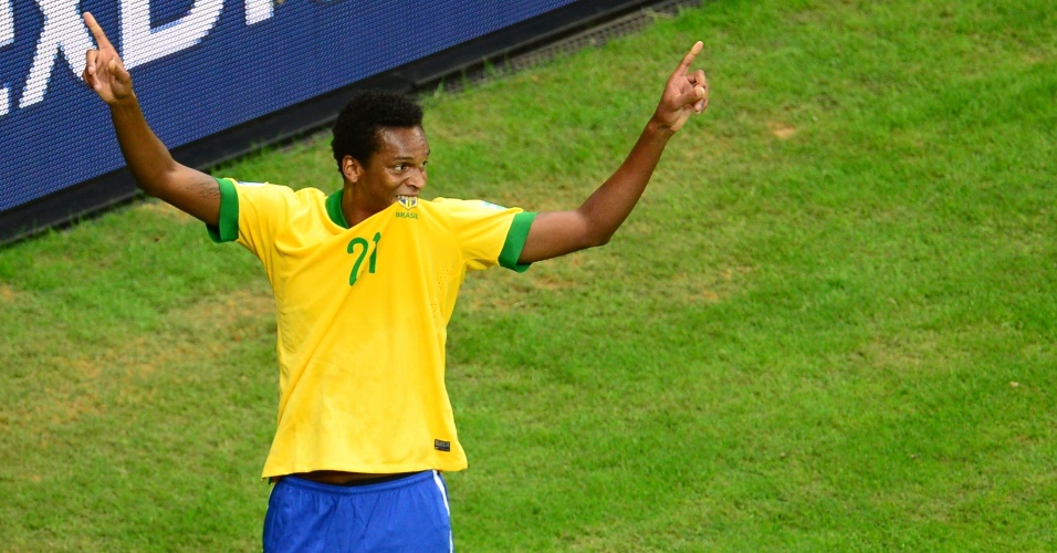 15.06.2013 - Jô comemora o terceiro gol da seleção brasileira contra o Japão na estreia da Copa das Confederações