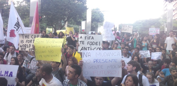 Manifestantes fazem ato contra Copa do Mundo e Copa das Confederações em Belo Horizonte