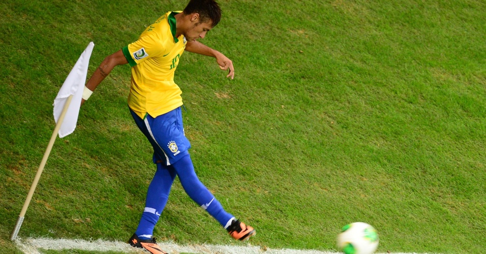 15.06.2013 - Neymar cobra escanteio durante a partida entre Brasil e Japão na estreia da Copa das Confederações