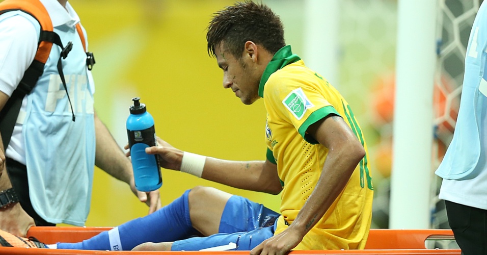 15.06.2013 - Neymar sai na maca após levar a pior em lance de Brasil x Japão
