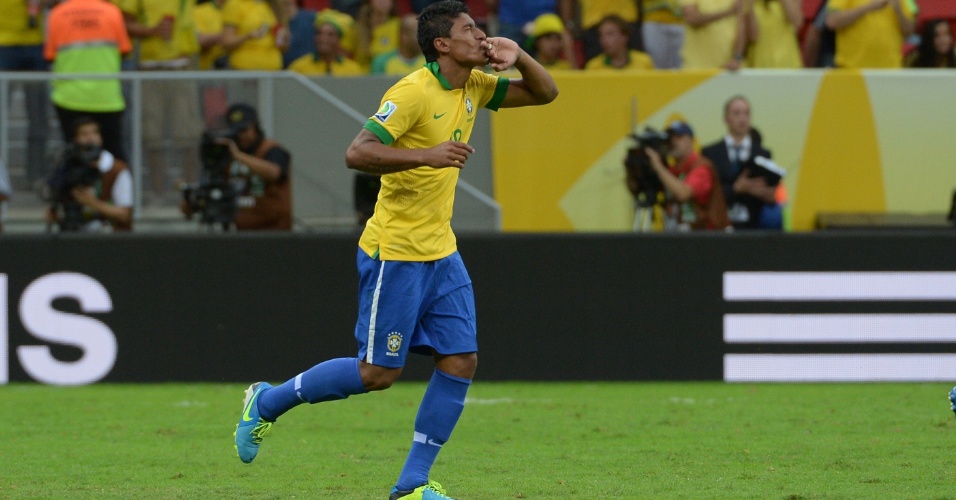 15.06.2013 - Paulinho beija a aliança ao comemorar segundo gol da seleção brasileira contra o Japão na estreia da Copa das Confederações