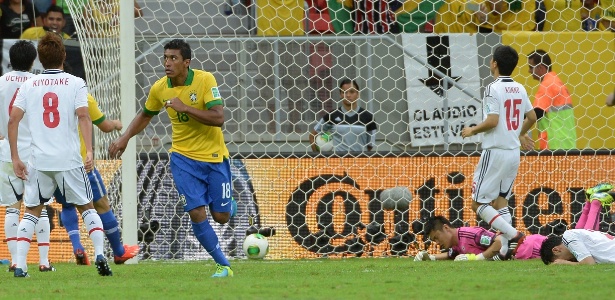 Paulinho tem sido destaque da seleção brasileira com gols - AFP PHOTO / YASUYOSHI CHIBA