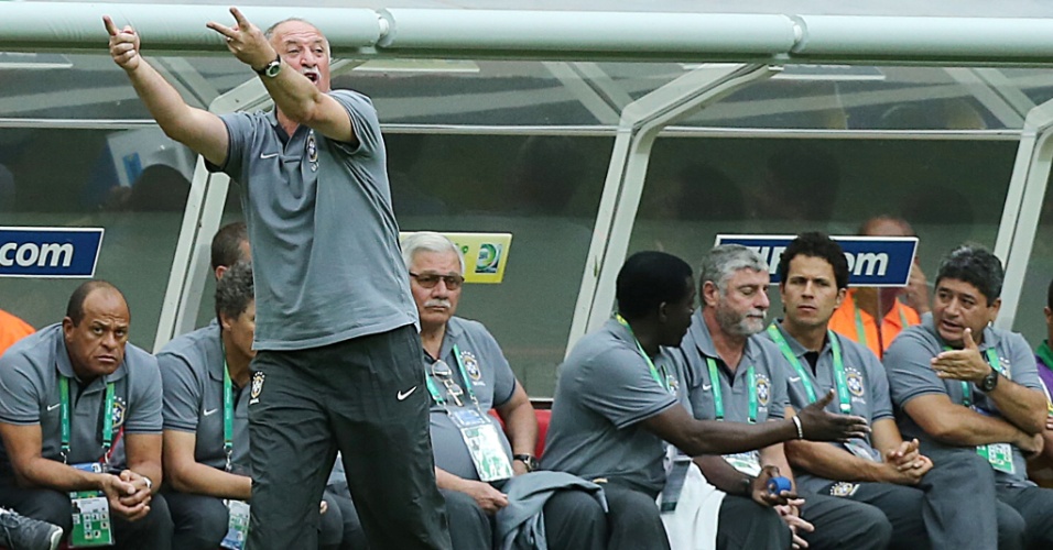 15.06.2013 - Técnico Felipão gesticula com os comandados da seleção brasileira durante a partida contra o Japão