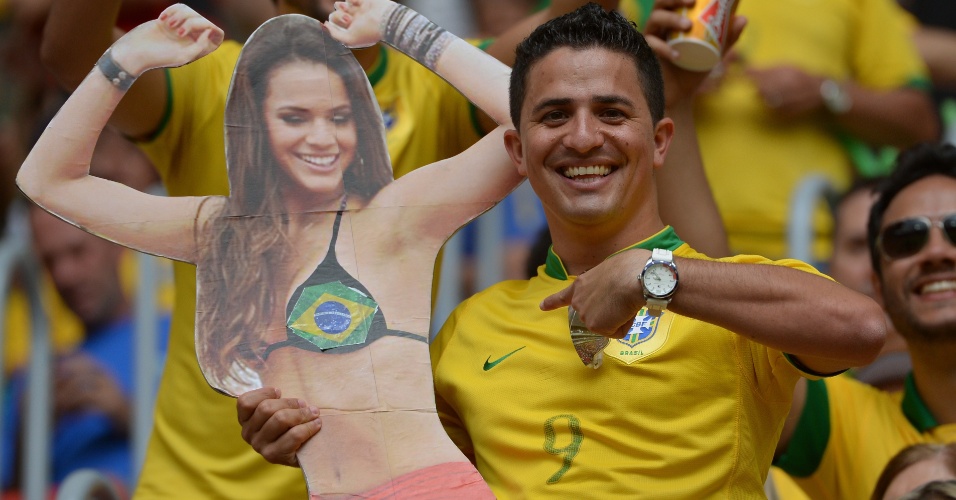 15.06.2013 - Torcedor brasileiro mostra cartaz da atriz Bruna Marquezine, namorada de Neymar, durante estreia na Copa das Confederações contra o Japão